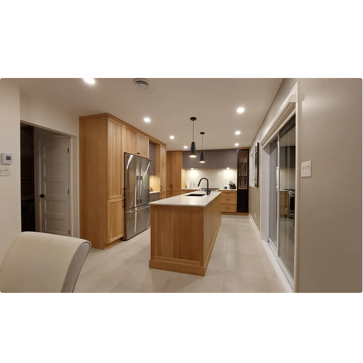 Cuisine moderne avec îlot central.