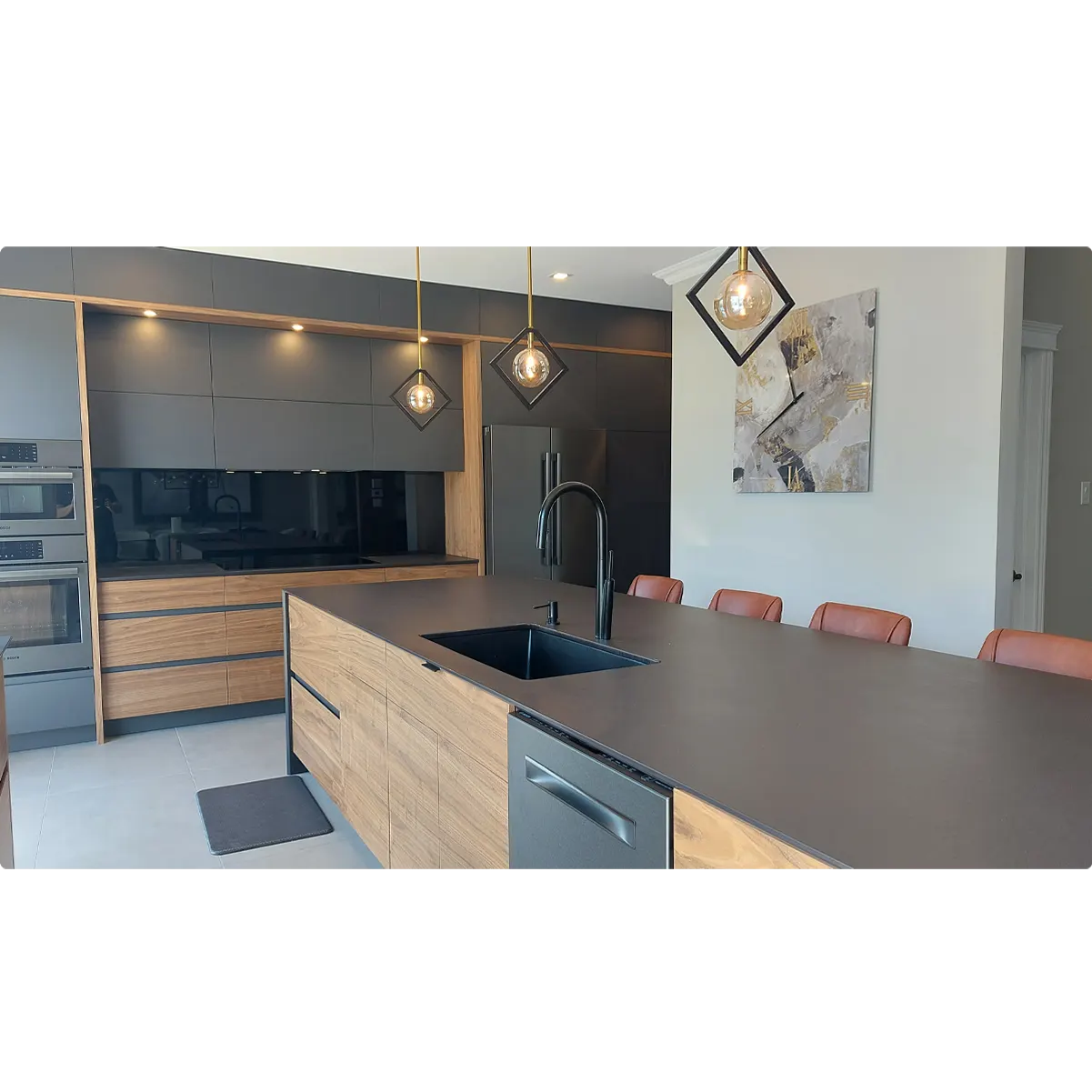 Cuisine moderne avec îlot central.