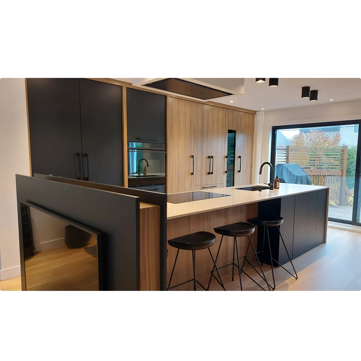 Cuisine moderne avec îlot central.