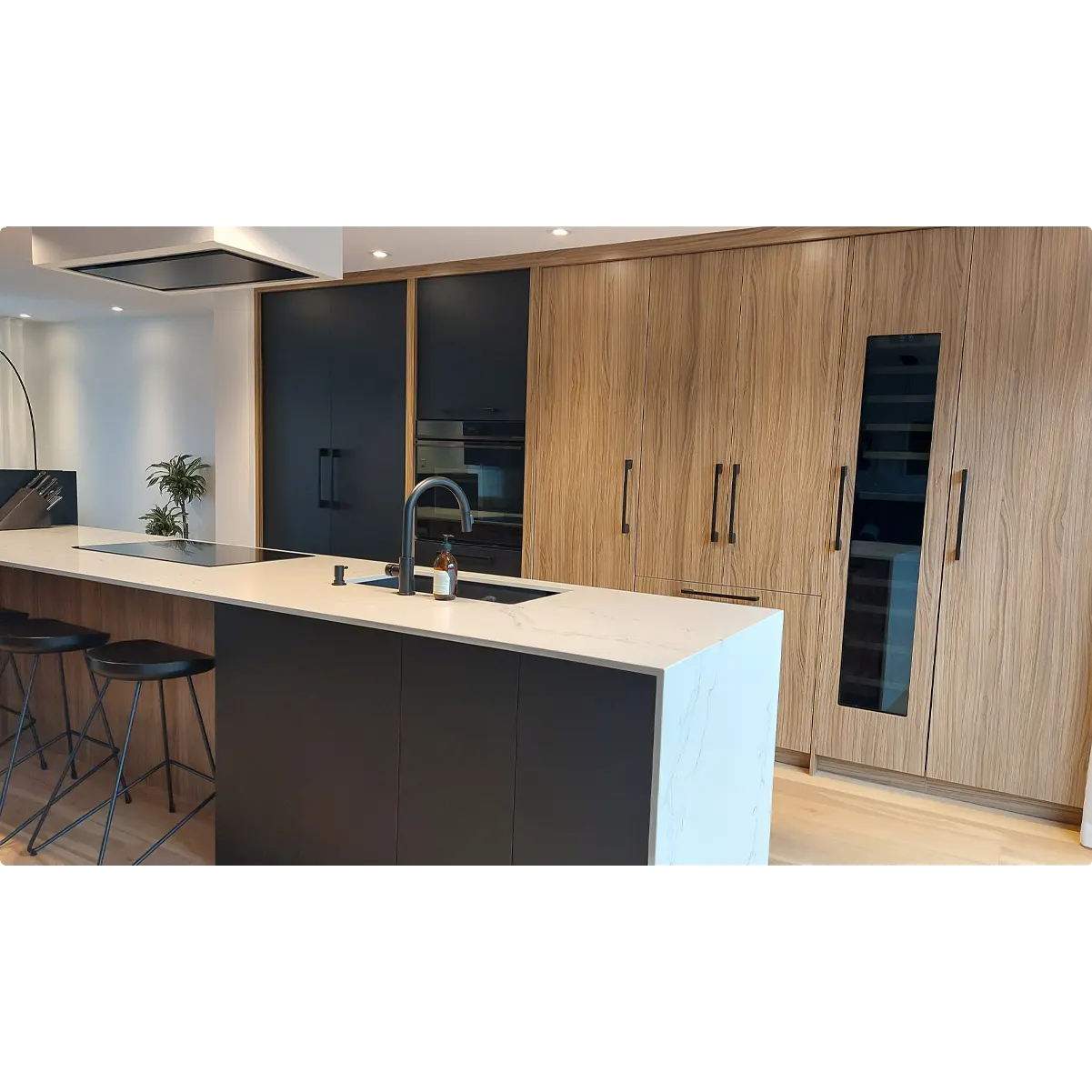 Cuisine moderne avec îlot central.