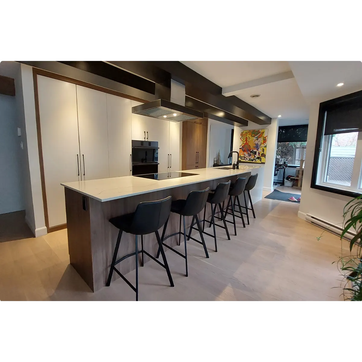 Cuisine moderne avec bar à manger.