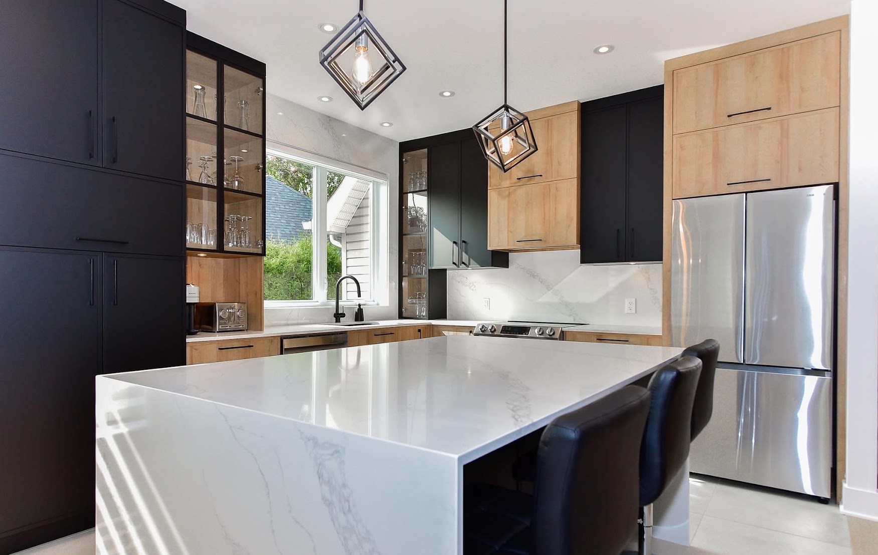 Cuisine moderne avec îlot central.